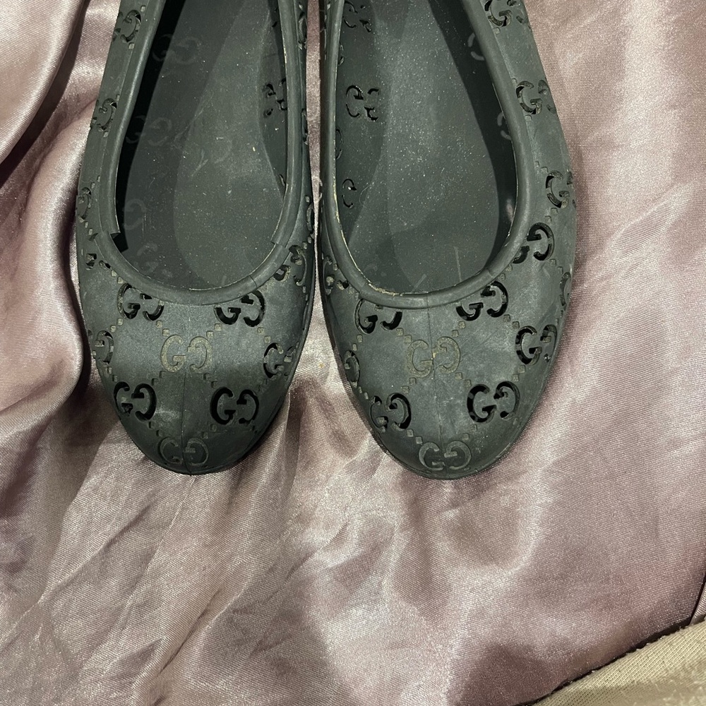Gucci Black Women’s Flat Rubber Jelly Shoes with Signature Logo Pattern